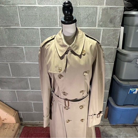 Burberry trench coat. - Picture 3 of 14